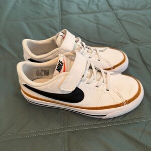 NIKE Legacy Court Tennis Shoe Sneakers